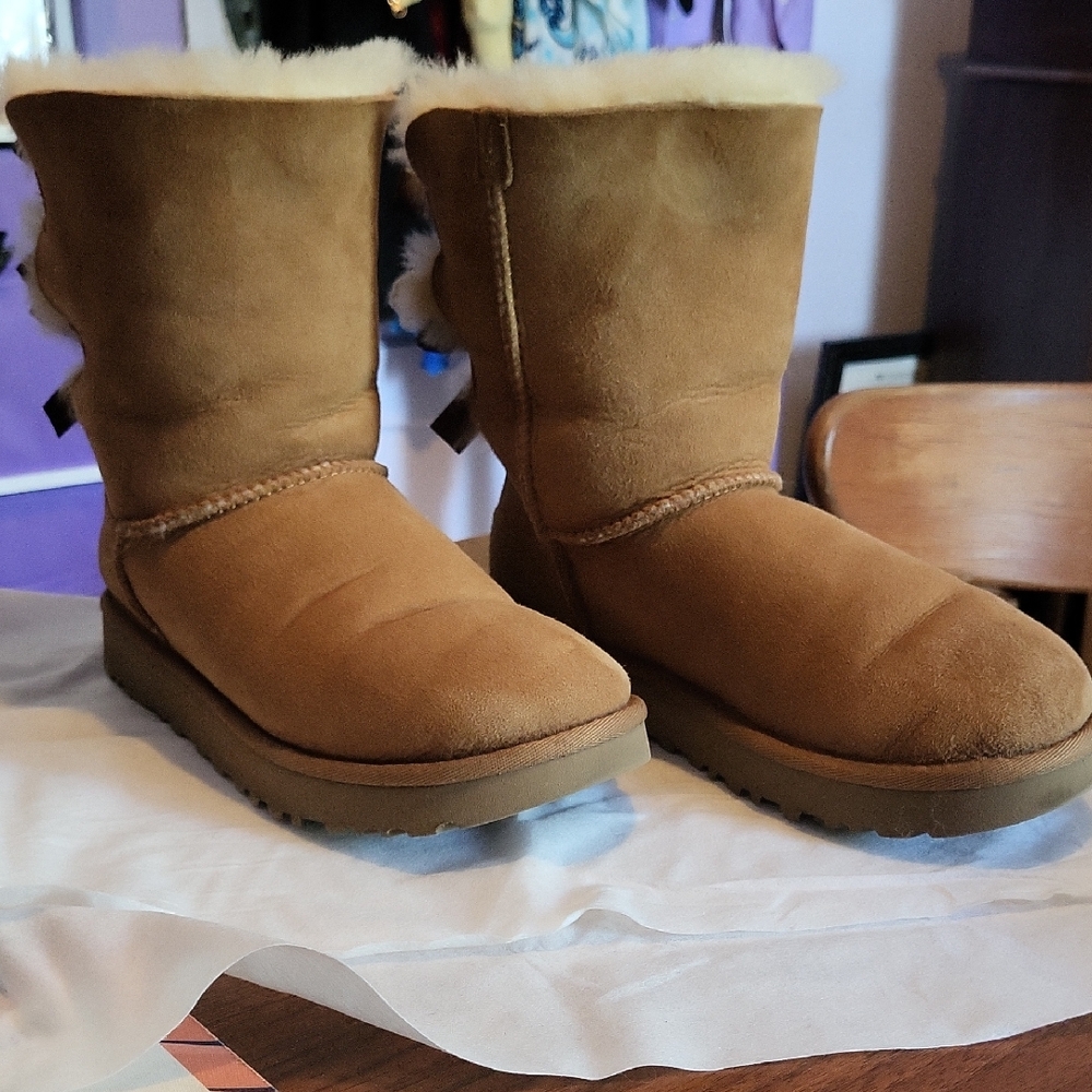UGG Tan Boots with Shearling and Bows